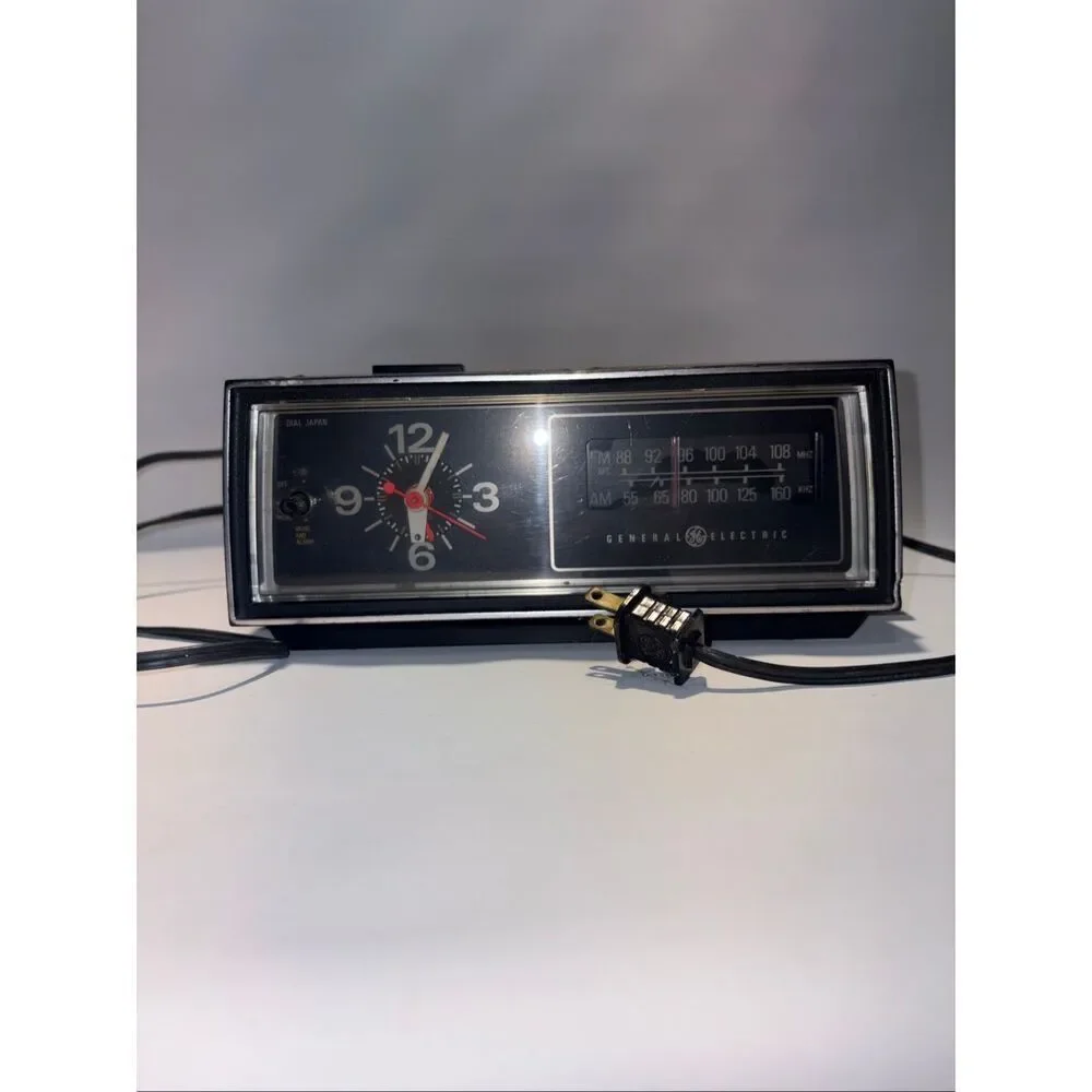 Vintage GE alarm clock radio